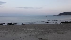 Tordas vor Anker in der Bucht von Morgat