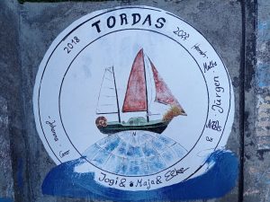 Tordas-Logo auf der Mole von Horta Dokumentation Reise 2021